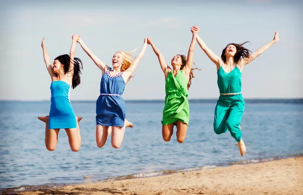 Meninas pulando na praia — Fotografia de Stock