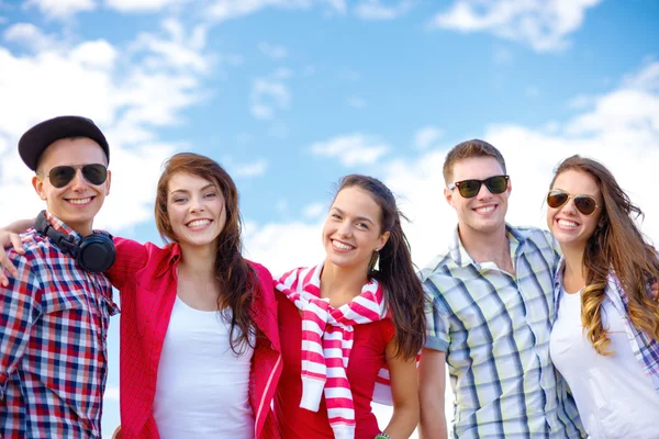 Grupo de adolescentes sonrientes pasando el rato —  Fotos de Stock