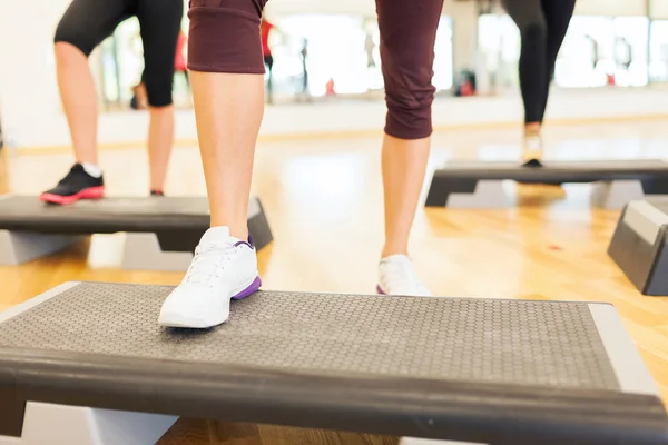 Close up van vrouwen benen steping op stap platform — Stockfoto