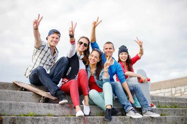 Grupp leende tonåringar umgås — Stockfoto