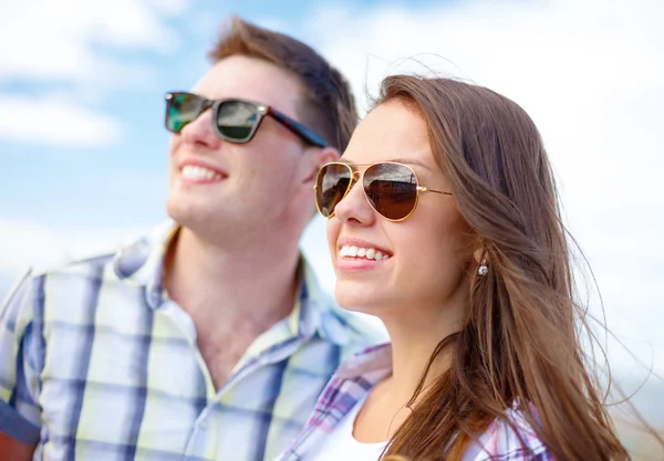 Lächelnde Teenager mit Sonnenbrille amüsieren sich draußen — Stockfoto