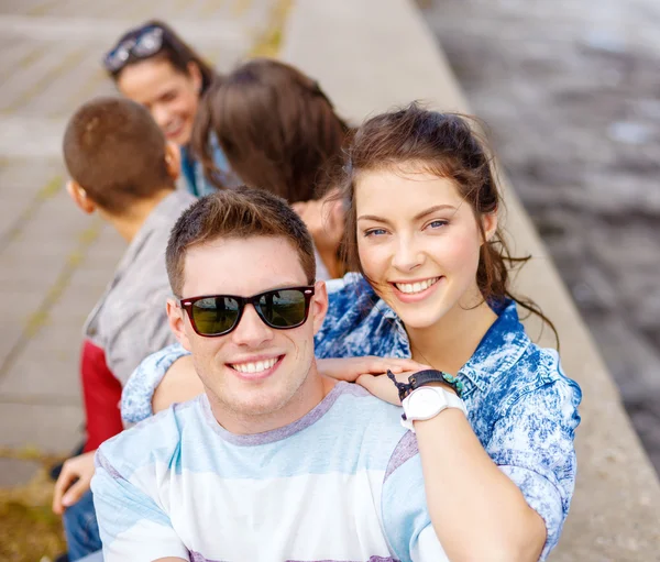 Lächelnde Teenager mit Sonnenbrille amüsieren sich draußen — Stockfoto