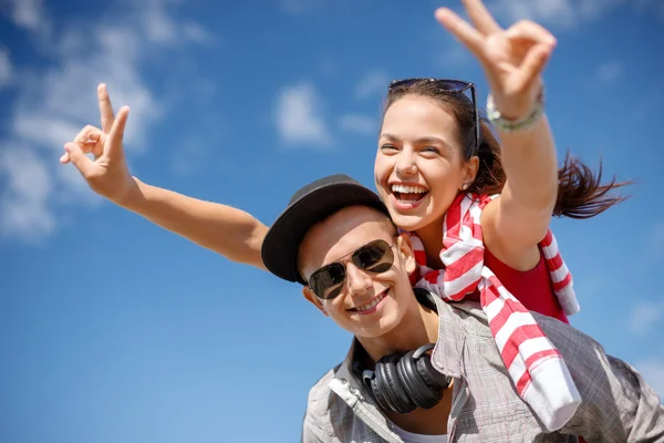 Lachende tieners in zonnebril plezier buiten — Stockfoto