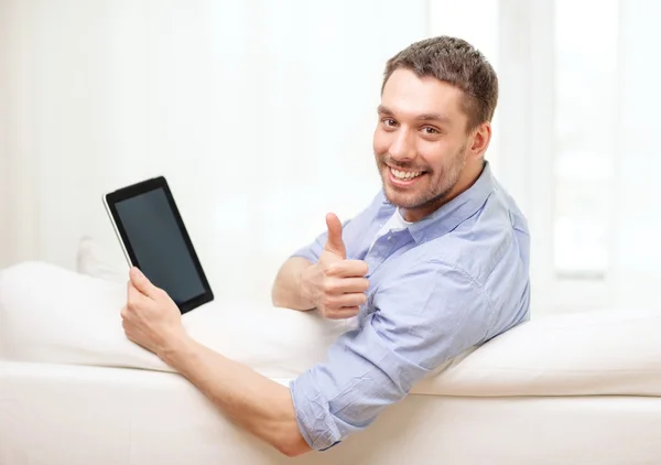 Glimlachende man aan het werk met tablet pc thuis — Stockfoto