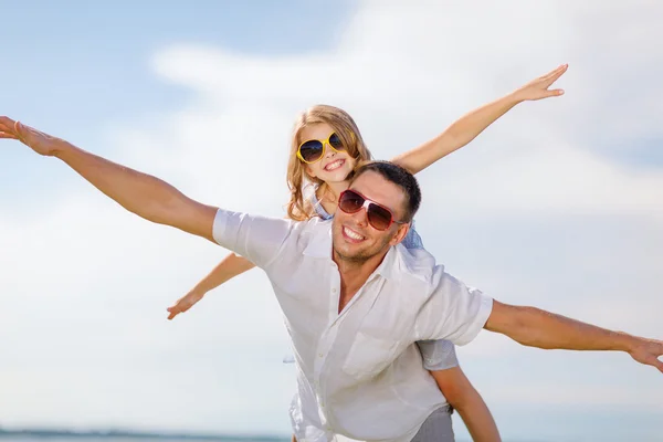 Buon padre e bambino con gli occhiali da sole sopra il cielo blu — Foto Stock