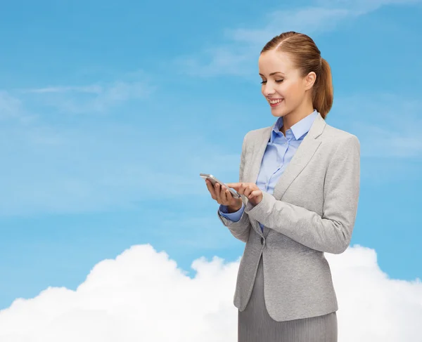 Jeune femme d'affaires souriante avec smartphone — Photo