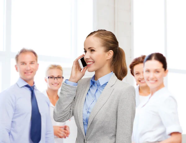 Junge lächelnde Geschäftsfrau mit Smartphone — Stockfoto