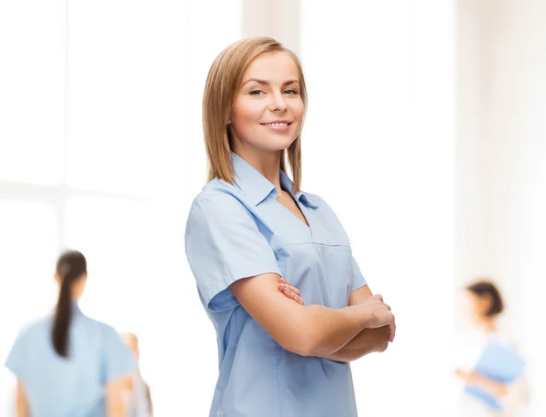 Uśmiechnięta kobieta lekarz lub pielęgniarka — Zdjęcie stockowe