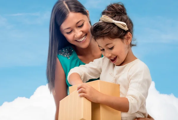 Šťastná matka a dítě dívka s dárkový box — Stock fotografie