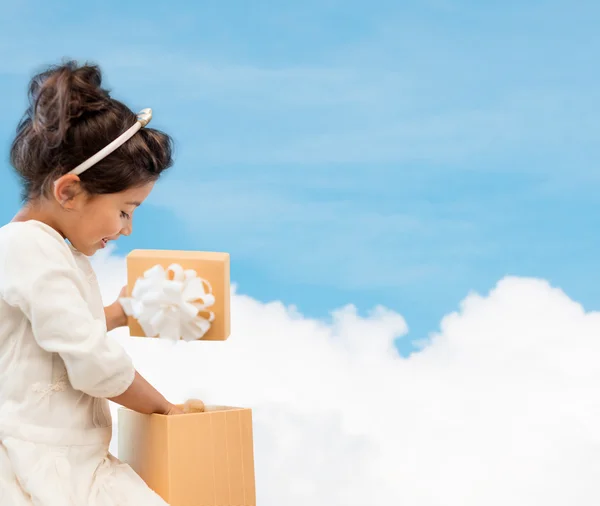 Niña feliz con caja de regalo — Foto de Stock