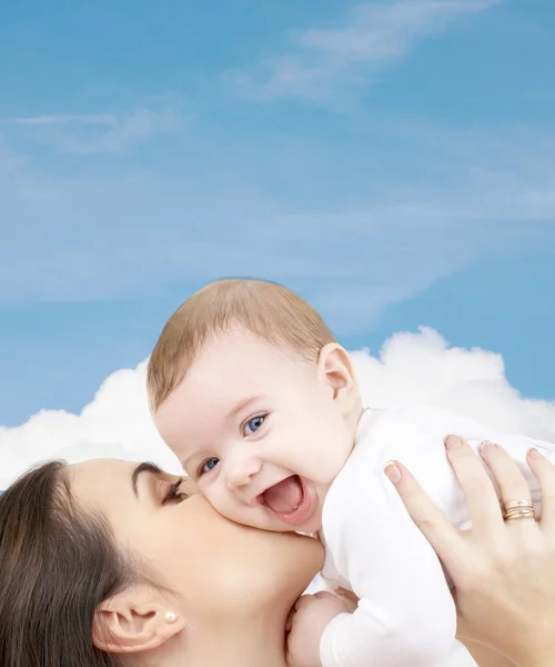 Laughing baby spelen met moeder — Stockfoto