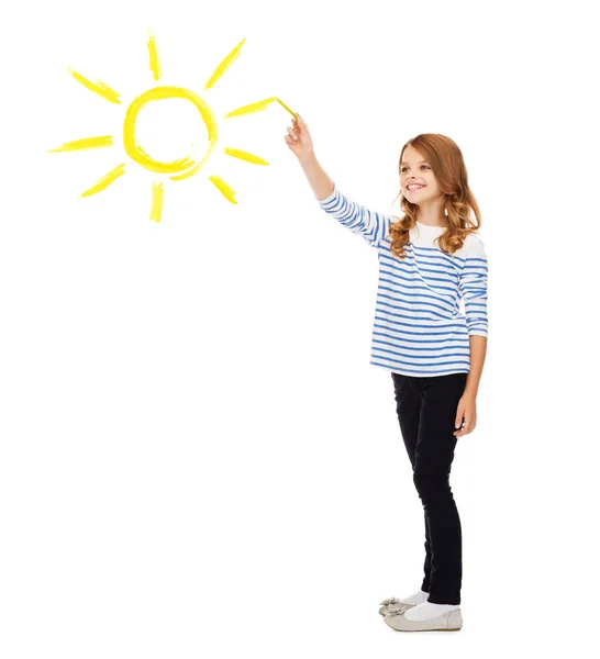 Dziewczyna rysunek duże słońce w powietrzu — Zdjęcie stockowe