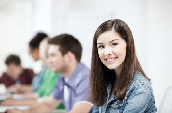 Étudiant avec ordinateur étudiant à l'école — Photo