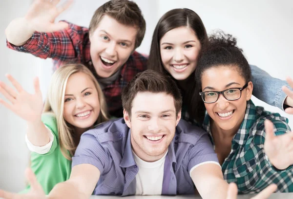 Groep studenten op school — Stockfoto