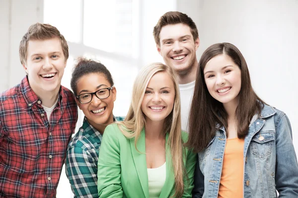 Grupo de estudiantes en la escuela — Foto de Stock