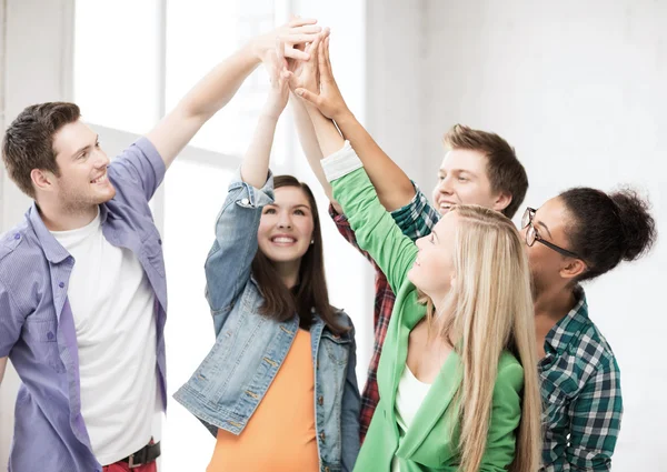 Glada studenter ger hög fem i skolan — Stockfoto