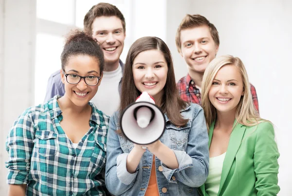 Groupe d'élèves avec mégaphone à l'école — Photo