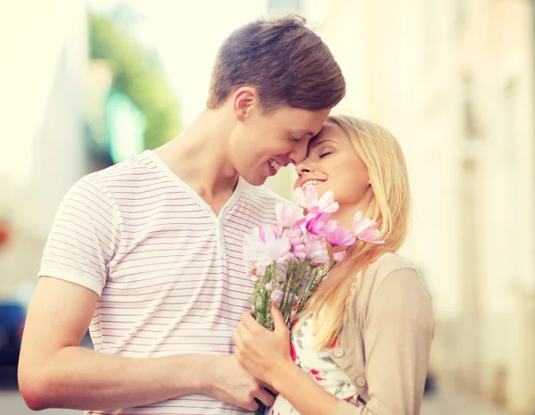 Couple avec des fleurs dans la ville — Photo