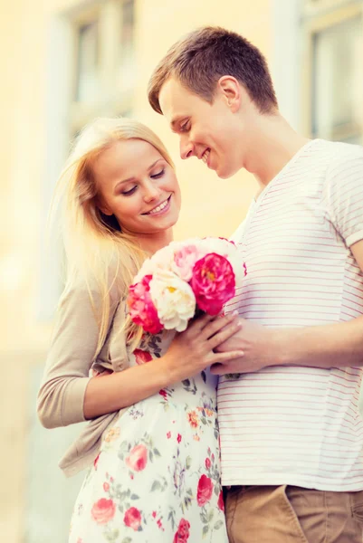 Casal com flores na cidade — Fotografia de Stock