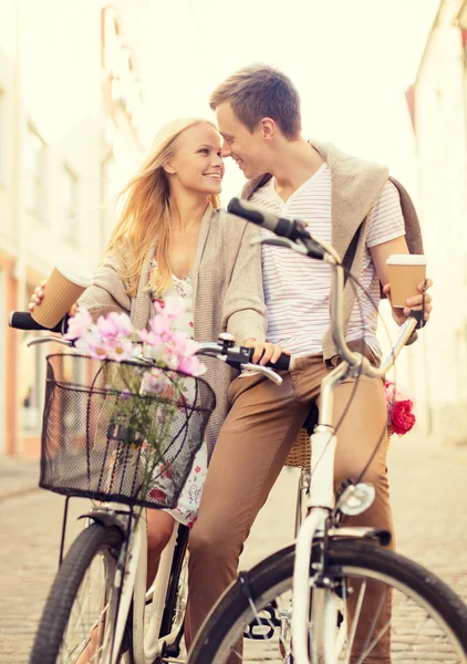 Couple avec vélos dans la ville — Photo