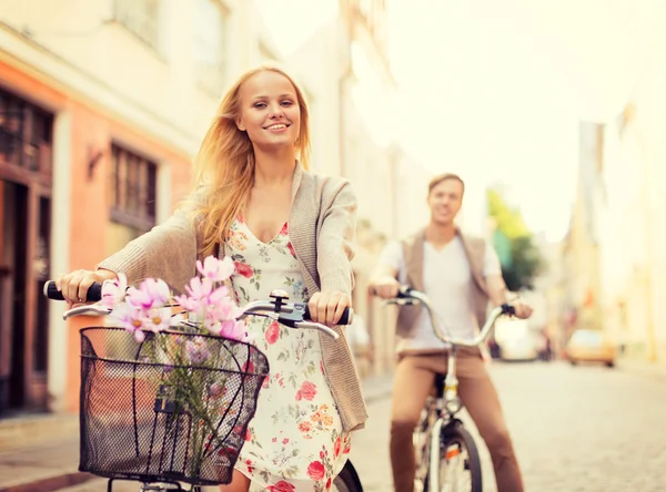 与骑自行车在城市中，情侣 — 图库照片