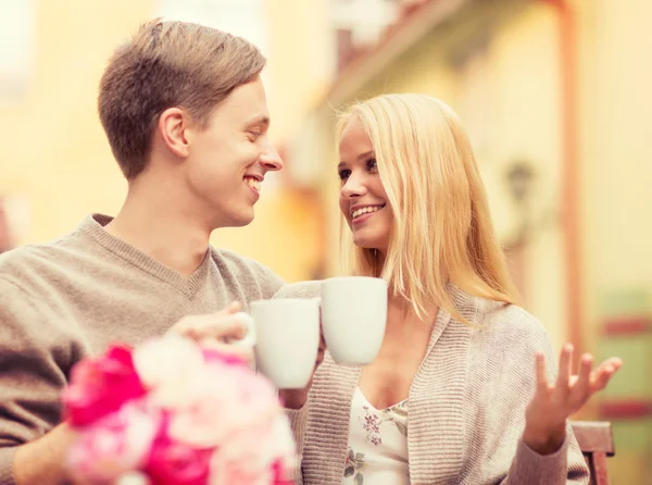 Romantische gelukkige paar in het café — Stockfoto