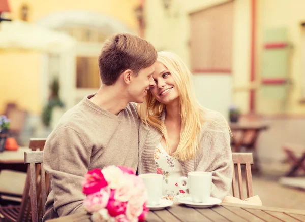 Romantique heureux couple baisers dans l 'café — Photo