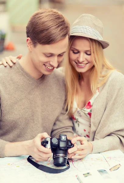 Casal com câmera fotográfica — Fotografia de Stock