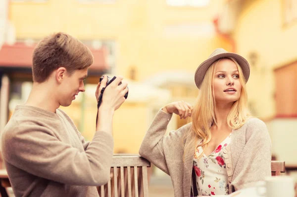Casal tirando foto no café — Fotografia de Stock