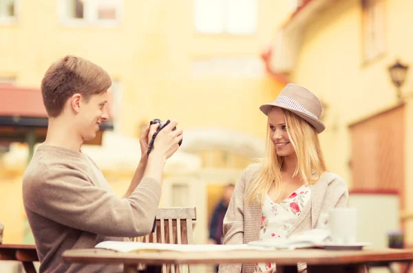 Paar nemen foto foto in café — Stockfoto