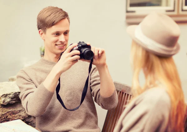 Pareja tomando foto en la cafetería —  Fotos de Stock