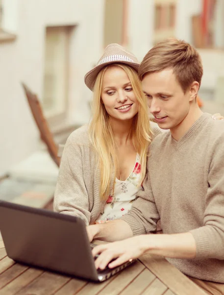 Couple avec ordinateur portable dans un café — Photo