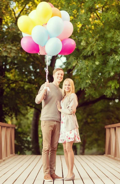 Pár s barevnými balónky — Stock fotografie