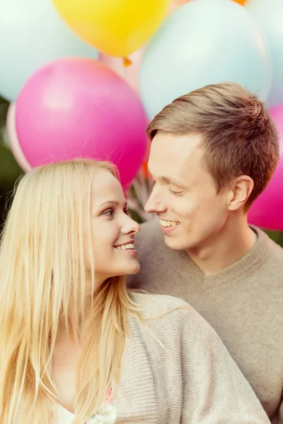 Par med färgglada ballonger — Stockfoto