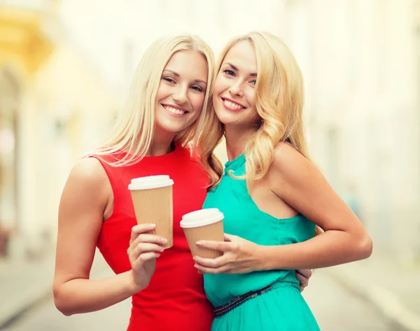 Women with takeaway coffee cups in the city — Stock Photo, Image
