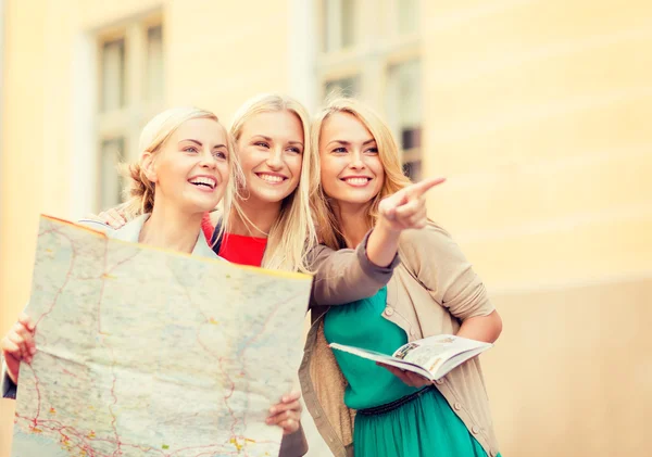 Mooie vrouwen met toeristische kaart in de stad — Stockfoto