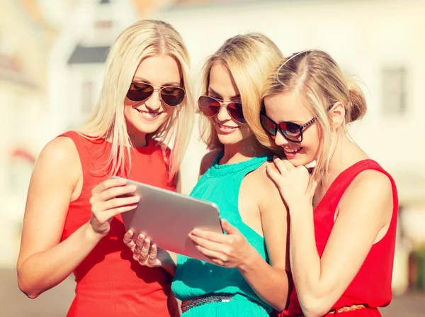 Beautiful girls toursits looking into tablet pc — Stock Photo, Image