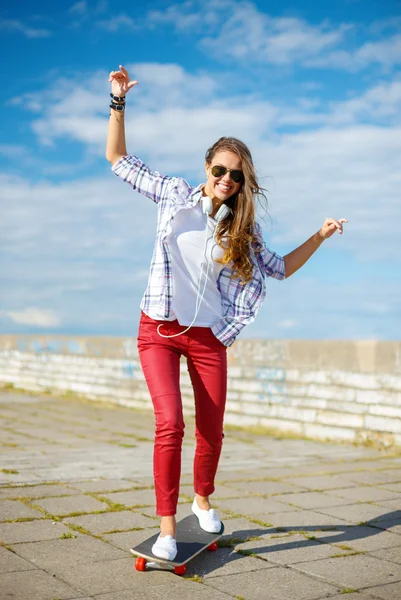 Smiling Teenage Girl Riding Skate Out — стоковое фото