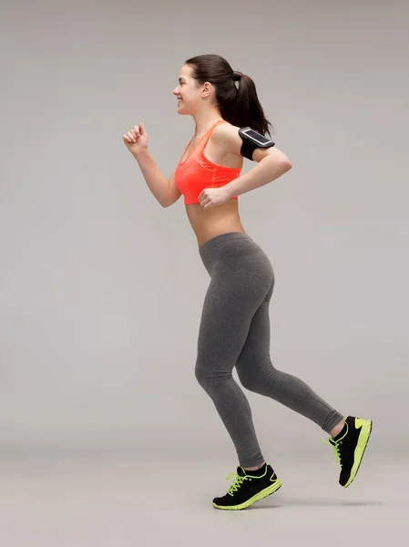 Donna sportiva che corre o salta — Foto Stock