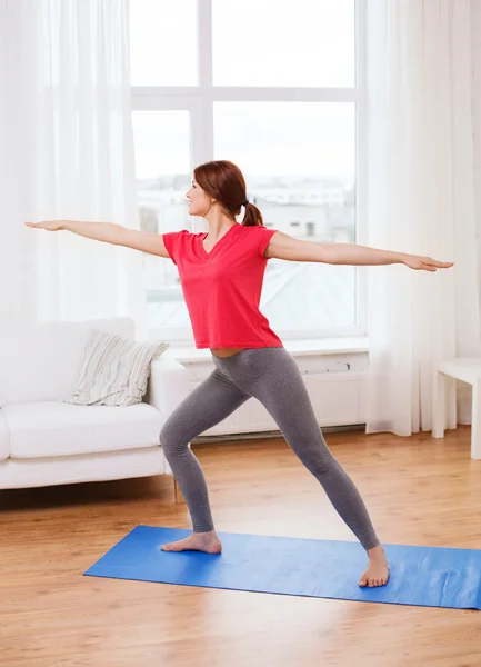 Usmívající se dospívající dívka streching doma — Stock fotografie