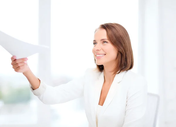 Femme d'affaires souriante donnant des documents dans le bureau — Photo