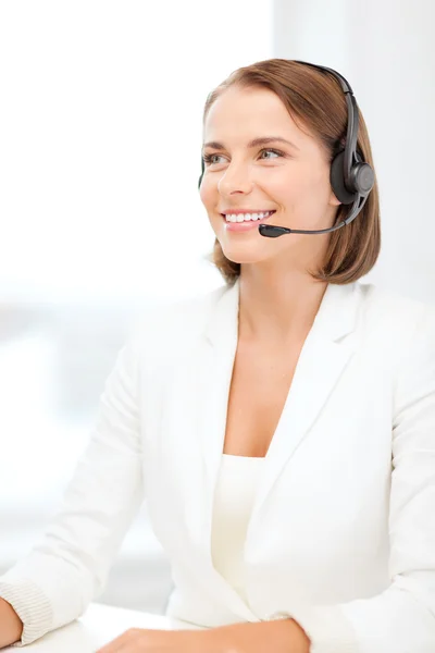 Operador de linha de apoio feminino sorridente com fones de ouvido — Fotografia de Stock