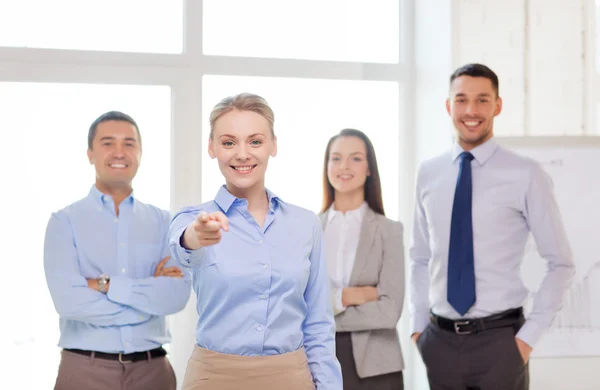 Geschäftsfrau im Amt zeigt mit dem Finger auf Sie — Stockfoto