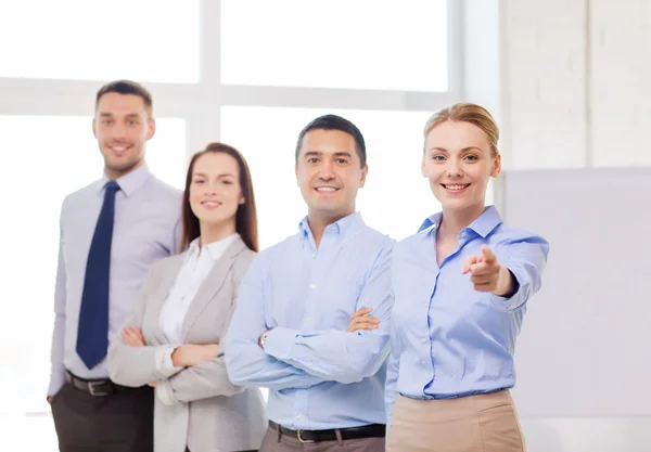 Empresaria en la oficina señalándote con el dedo — Foto de Stock