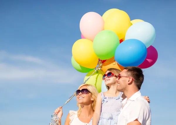 Familia feliz con globos de colores al aire libre —  Fotos de Stock