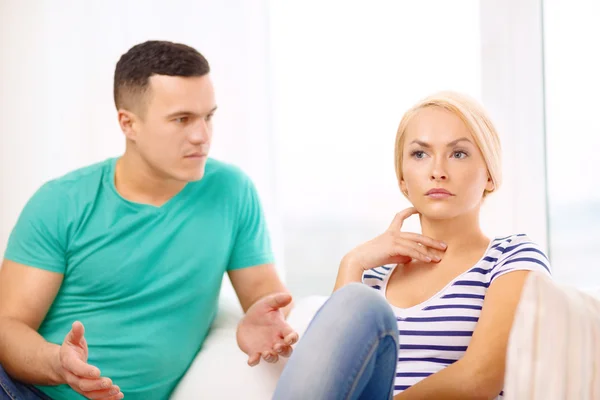 Casal infeliz tendo discussão em casa — Fotografia de Stock