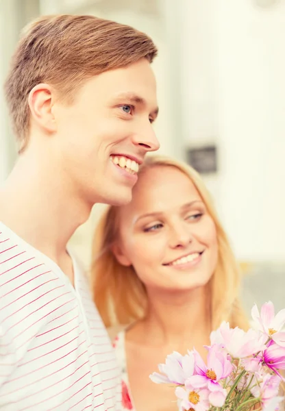 Casal com flores na cidade — Fotografia de Stock