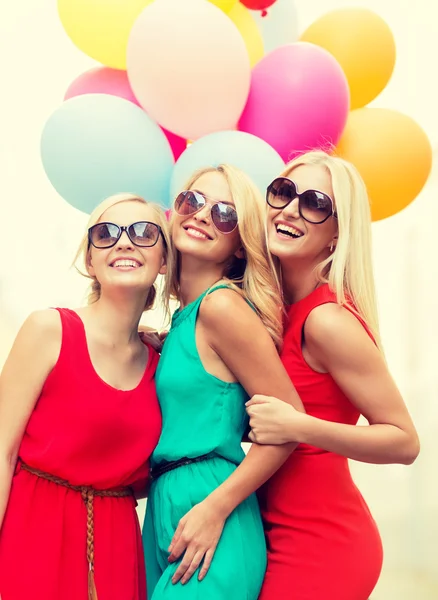 Mooie meisjes met kleurrijke ballonnen in de stad — Stockfoto