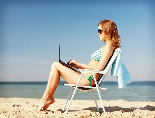 Flickan tittar på TabletPC på stranden — Stockfoto