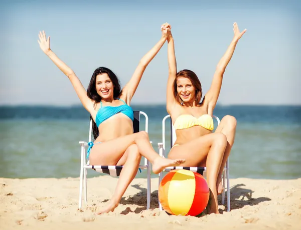Meisjes om te zonnebaden op het strandstoelen — Stockfoto